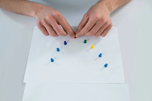 Man verbonden push pins op papier — Stockfoto