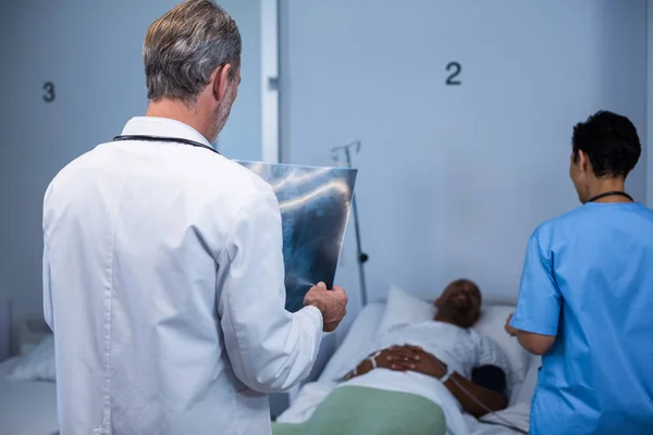 Доктор анализирует рентген в палате — стоковое фото