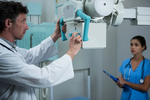 Médicos ajustando a máquina de raios-x — Fotografia de Stock