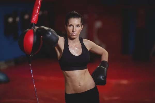 Boxeadora femenina apoyada en la bola de boxeo de velocidad — Foto de Stock