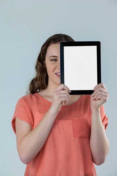 デジタル タブレットを保持している女性 — ストック写真