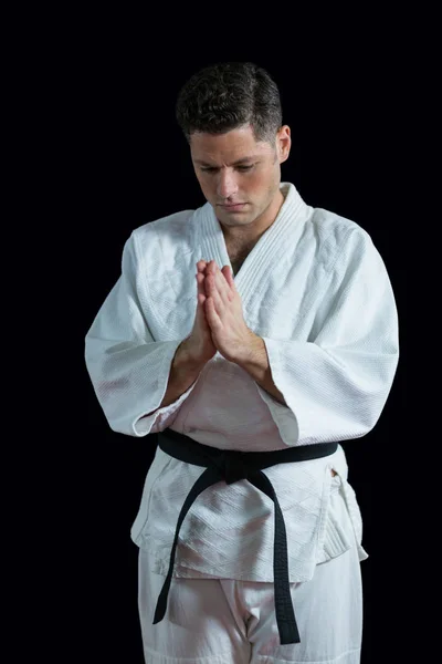 Karate játékos imádság póz — Stock Fotó