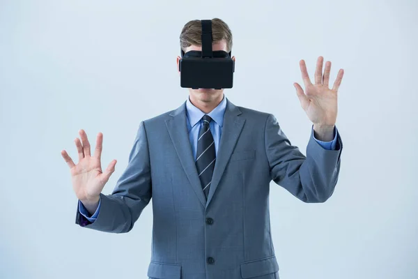 Zakenman die virtual reality-headset gebruikt — Stockfoto