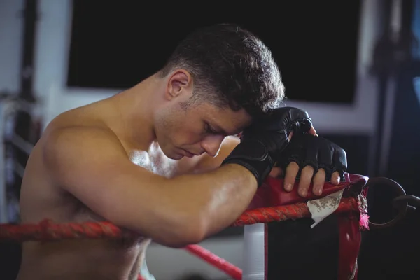 Boxer encostado no ringue de boxe — Fotografia de Stock