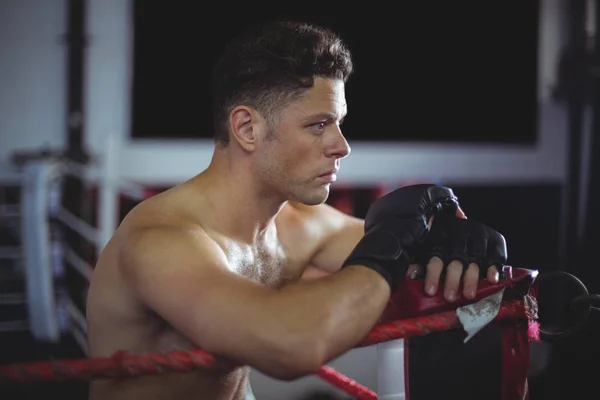 Boxer stützt sich auf Boxring — Stockfoto