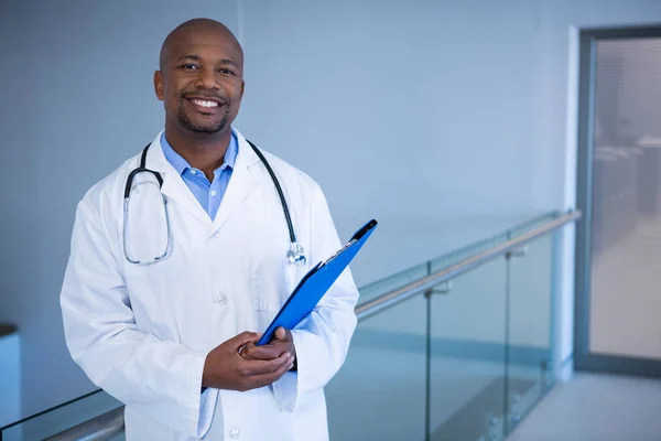 Médico de pé com área de transferência no corredor — Fotografia de Stock