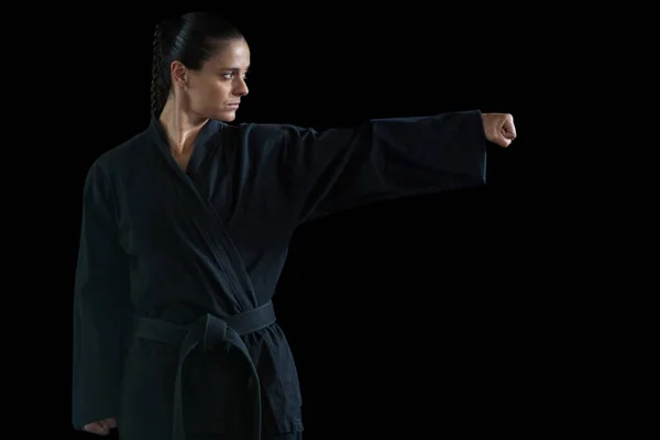 Női karate játékos teljesítő karate irányvonal — Stock Fotó