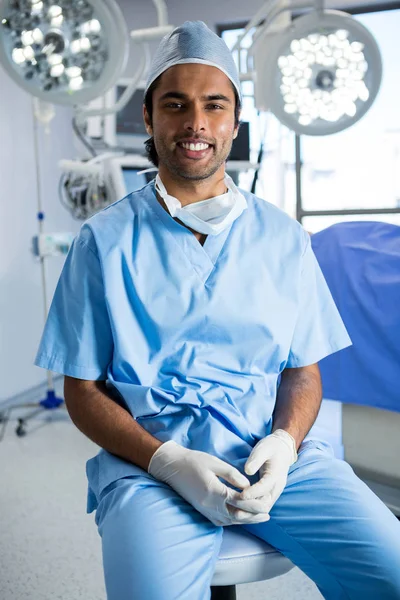 Male surgeon sitting in operation theater — Stock Photo, Image