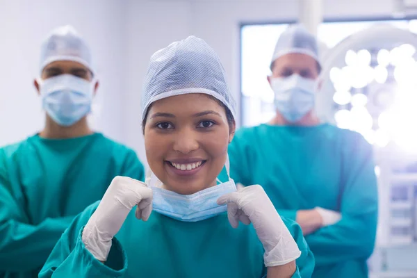 Team av kirurger som bär kirurgiska mask — Stockfoto