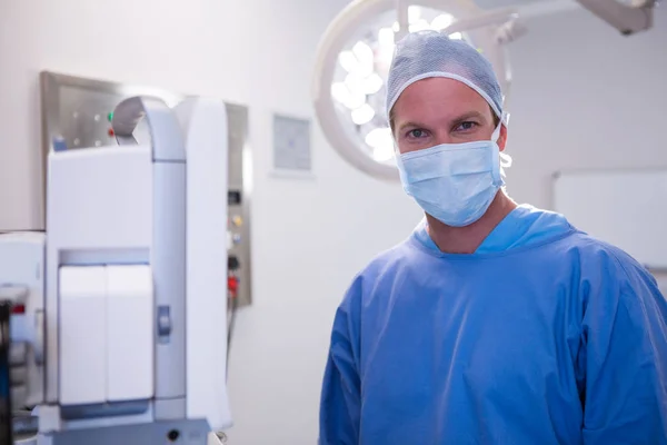 Хірург стоїть в операційній кімнаті — стокове фото