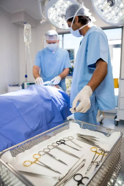 Medico che posiziona una maschera di ossigeno sul viso del paziente — Foto Stock