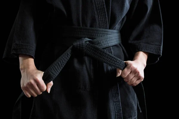 Självsäker karate spelare håller bältet — Stockfoto