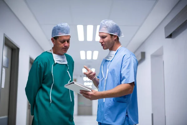 Kirurg och sjuksköterska diskussion — Stockfoto