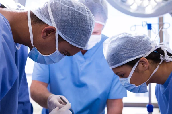 Группа хирургов, выполняющих операцию — стоковое фото