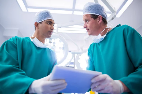 Cerrahlar operasyon tiyatroda dijital tablet kullanma — Stok fotoğraf