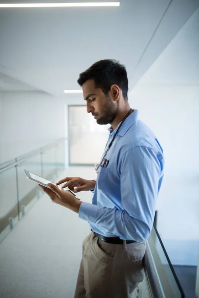 Médecin utilisant une tablette numérique — Photo