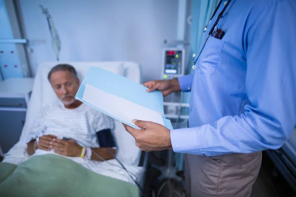 Controllo medico del referto medico del paziente — Foto Stock