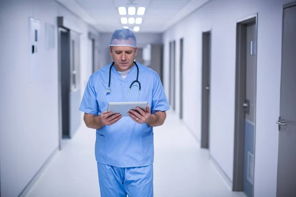 Chirurgien masculin utilisant une tablette numérique — Photo