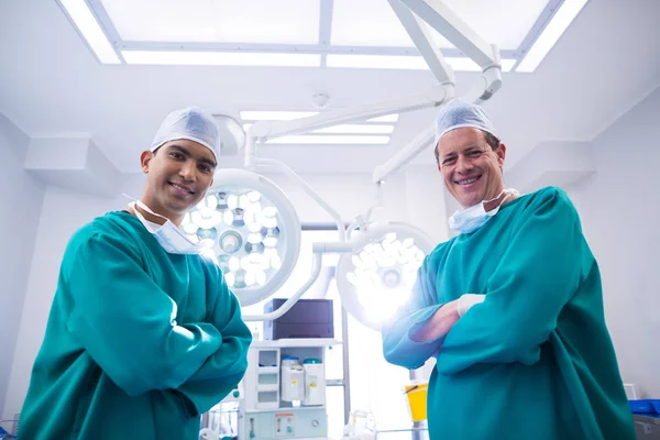 Хирурги, стоящие в операционном зале — стоковое фото
