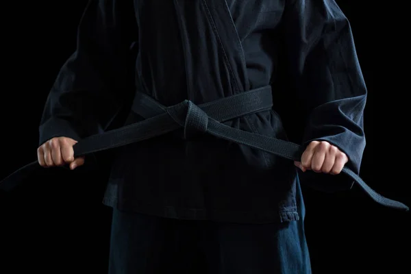 Mitten delen av säker karate spelare håller bältet — Stockfoto