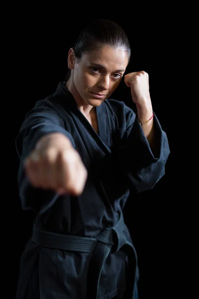 Ženské karate hráč provádějící karate postoj — Stock fotografie