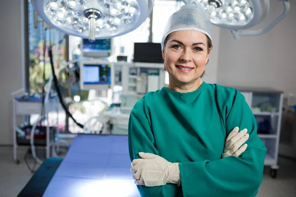 Kvinnliga kirurgen stående i drift theater — Stockfoto
