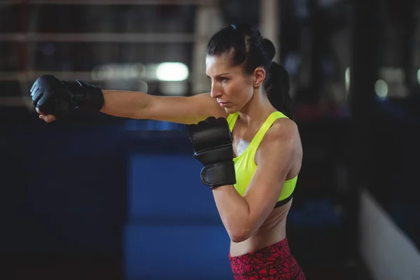 Boxeadora femenina realizando postura de boxeo — Foto de Stock