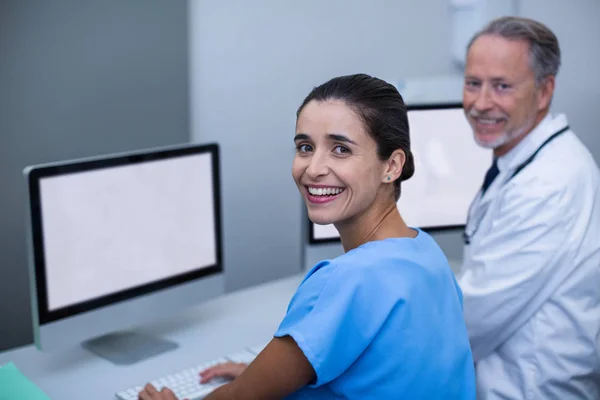 Médico y enfermera trabajando en la computadora — Foto de Stock