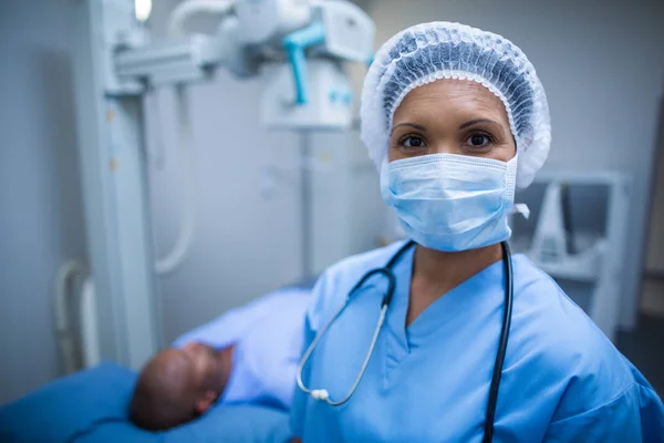Surgeon in operation room at hospital — Stock Photo, Image