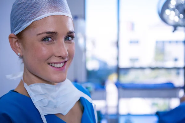 Female nurse smiling in operation theater — Stock Photo, Image