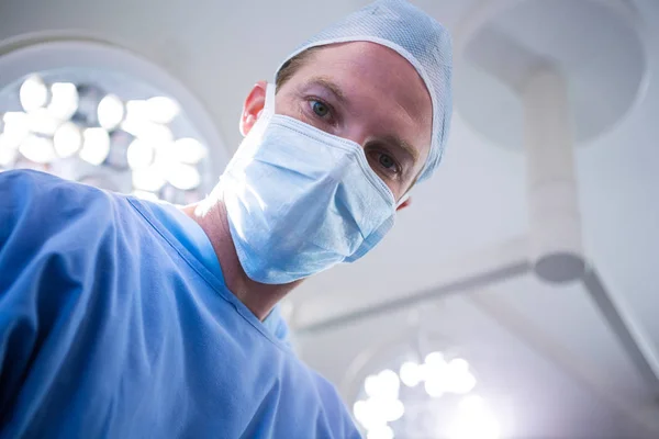Cirurgião masculino usando máscara cirúrgica — Fotografia de Stock