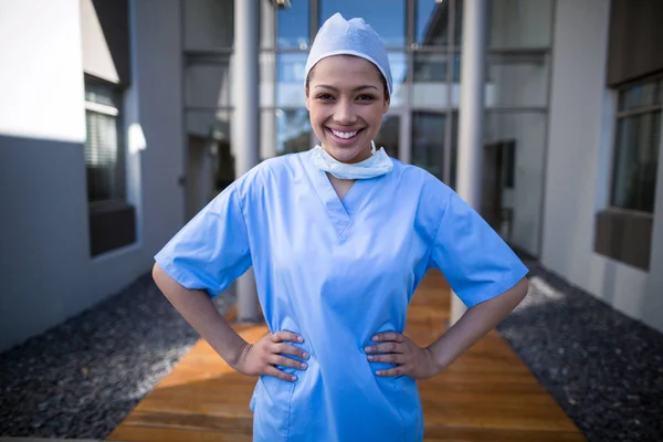 Kobiece chirurg stojąc z rękami na biodrze — Zdjęcie stockowe