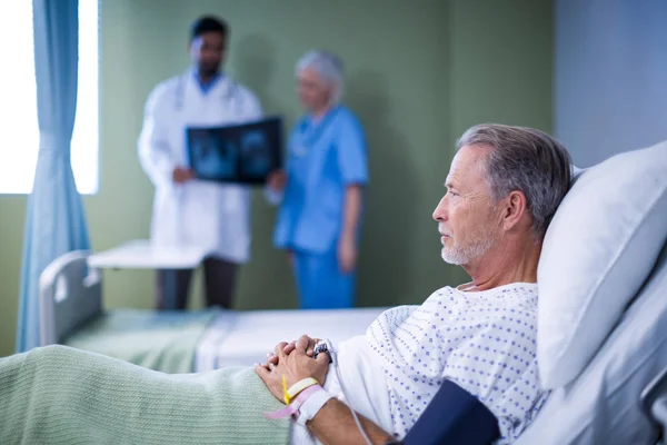 Sick patient lying on bed — Stock Photo, Image