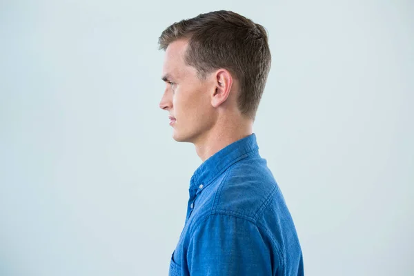 Vista lateral do homem em camisa azul — Fotografia de Stock