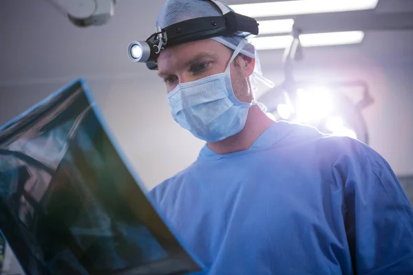 Chirurgien masculin examinant les rayons X — Photo
