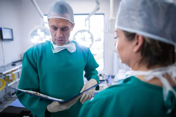 Chirurgen bespreken over medische rapporten — Stockfoto