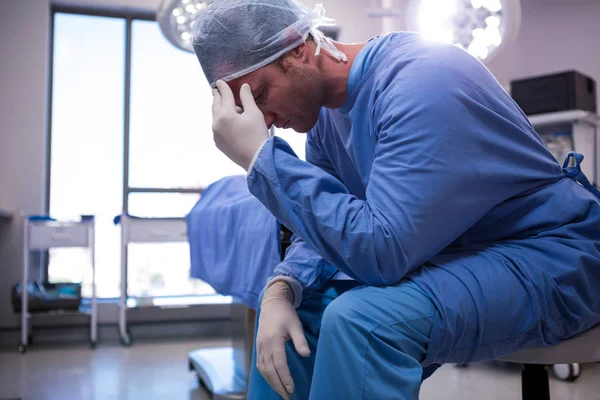 Chirurgien masculin en salle d'opération — Photo