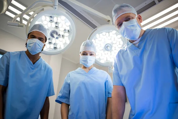 Cirurgião em pé na sala de operação — Fotografia de Stock