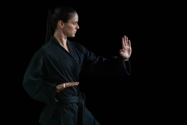 Jugadora de karate femenina realizando postura de karate — Foto de Stock