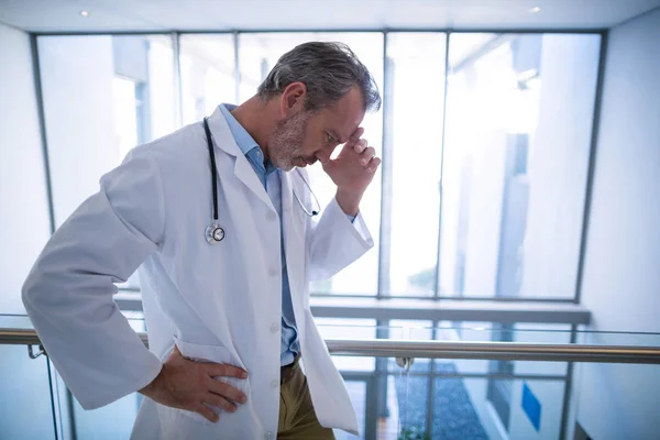 Médico triste em pé no corredor — Fotografia de Stock