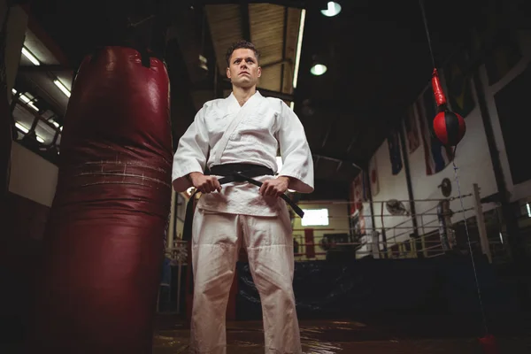 Karate speler koppelverkoop zijn riem — Stockfoto