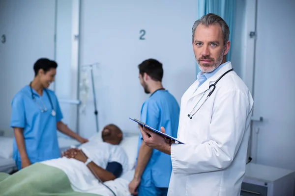 Médico escrevendo na área de transferência — Fotografia de Stock