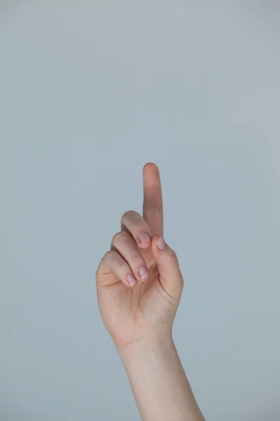 Egy nő, felfelé mutató kéz — Stock Fotó