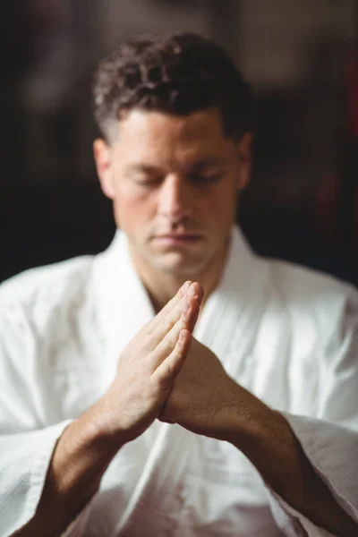 Giocatore di karate che esegue posizione di karate — Foto Stock