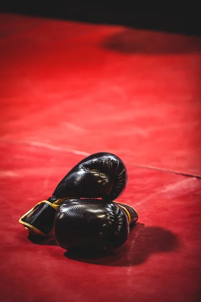 Пара черных боксерских перчаток — стоковое фото