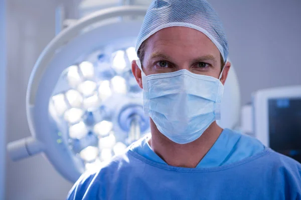 Male surgeon wearing surgical mask — Stock Photo, Image