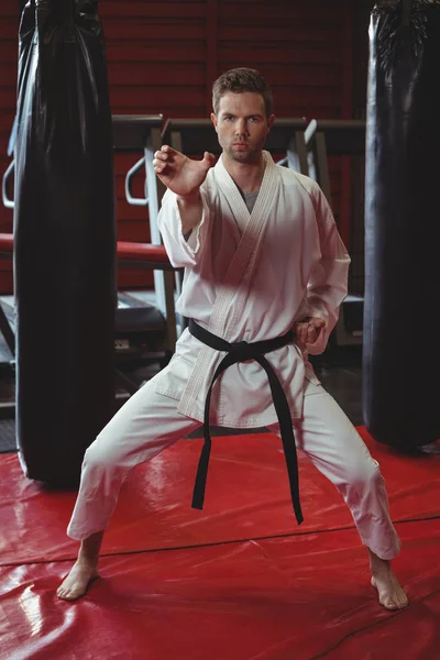 Karate speler presterende karate houding — Stockfoto