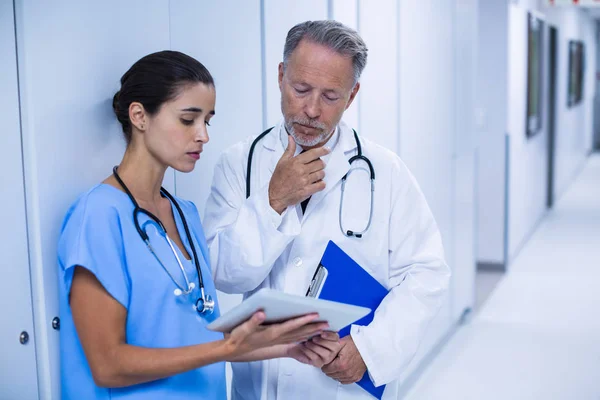 Médico e colega discutindo sobre tablet — Fotografia de Stock