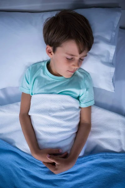 Pasient som hviler på sengepost – stockfoto