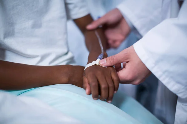 Arzt untersucht ein Kind im Krankenhaus — Stockfoto